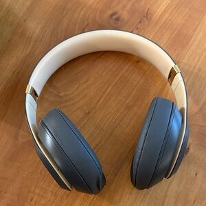 Beats Studio 3 - Wireless Over-Ear Headphones - Gray and Gold